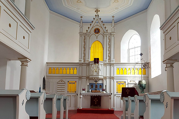 dreba-kirche-innenansicht-altar_c_SNO.jpg  