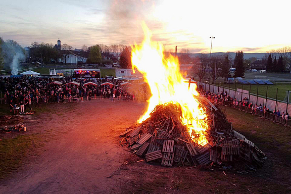 hexenfeuer-rote-erde_c_Duhlendorfer-Prinzengarde.jpg  