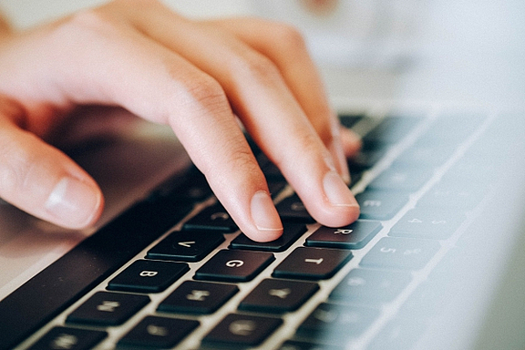 laptop-hand.jpg 
