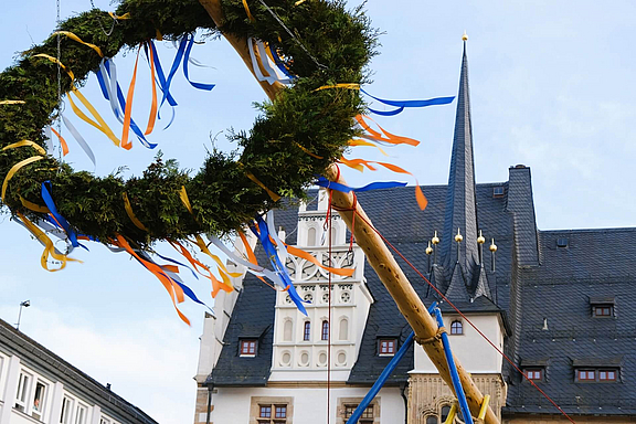 maibaumsetzen-rathaus_c_SNO.jpg