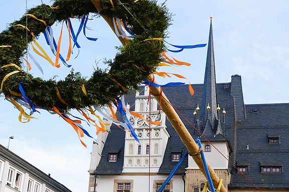 maibaumsetzen-rathaus_c_SNO.jpg  