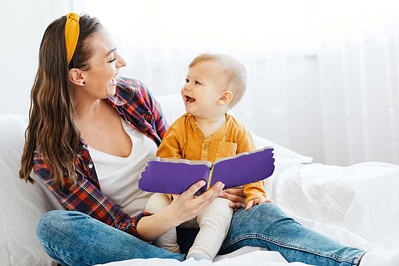 mutter-kind-buch_c_123rf.jpg