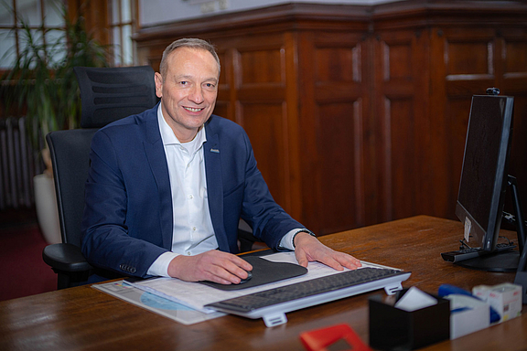 buergermeister-ralf-weisse-rathaussaal_c_Ralf-Weisse.jpg  