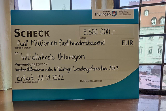 landesgartenschau-uebergabe-foerdermittel-scheck_c_SNO.jpg  