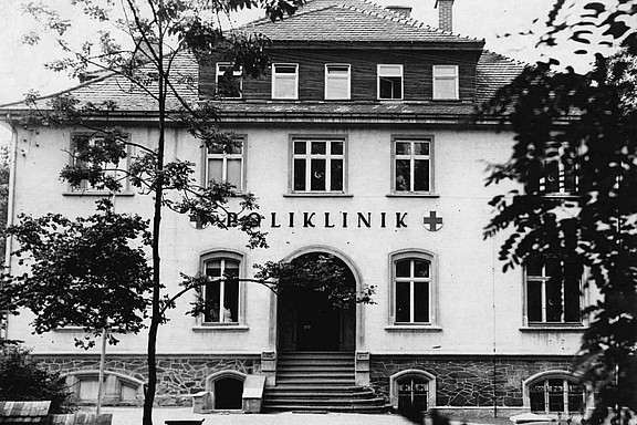 sonderausstellung-medizingeschichte-poliklinik_c_SNO-historische-Sammlungen.jpg  
